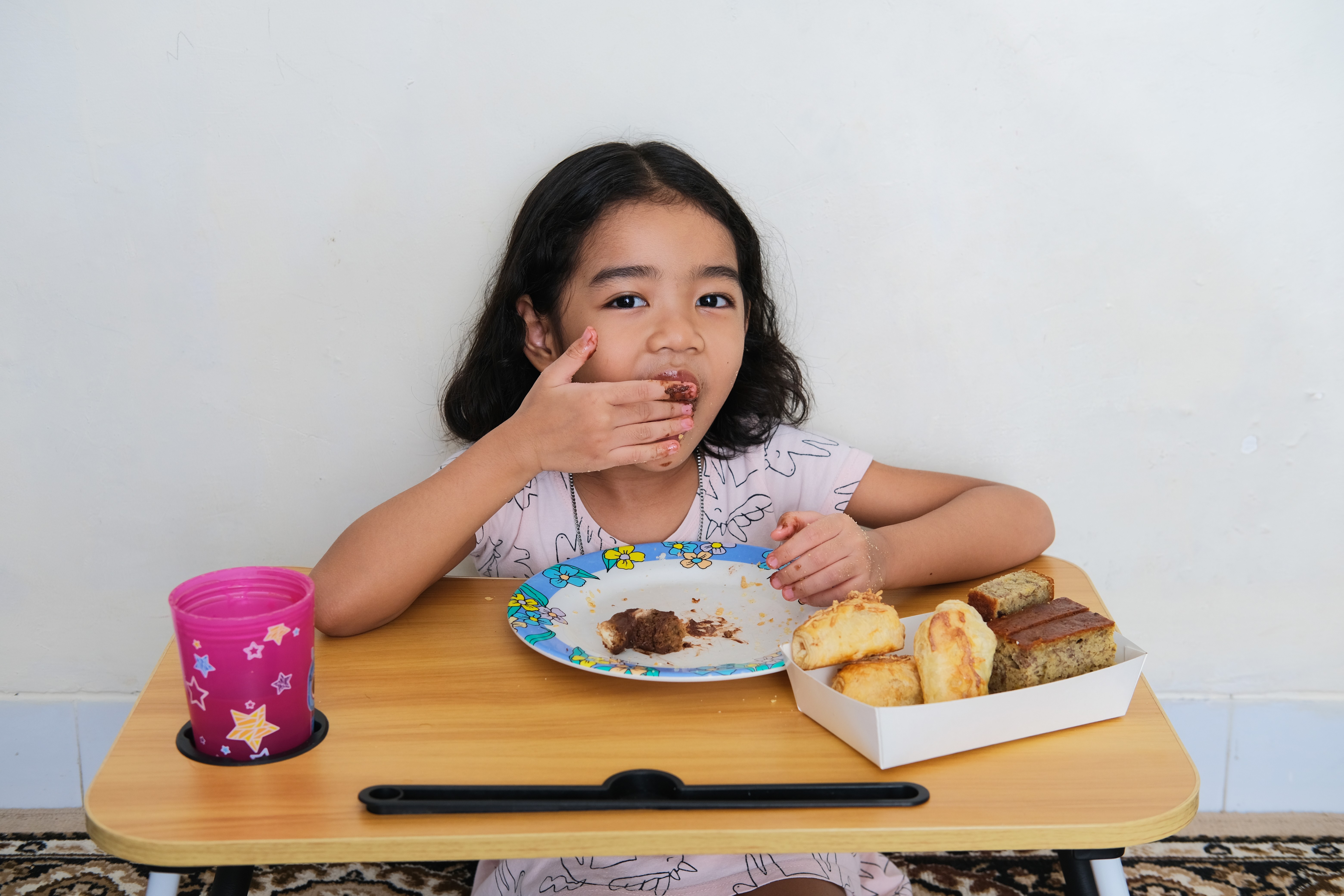 suasana makan anak, anak rewel saat makan, kebiasaan makan sehat, tips makan anak, makanan menarik untuk anak, Bunda, si Kecil